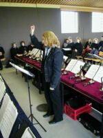 The conductor of the handbell choir Gescher