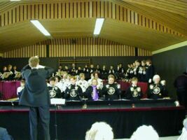 The concert has begun ... with a piece for all choirs (Massringing)